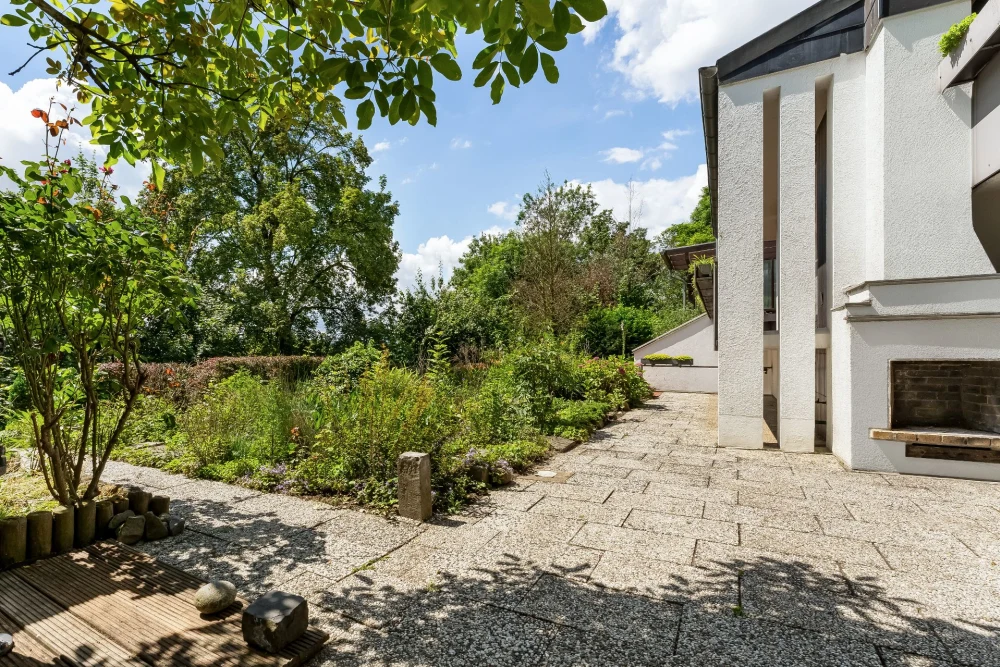 Südterrasse mit Garten